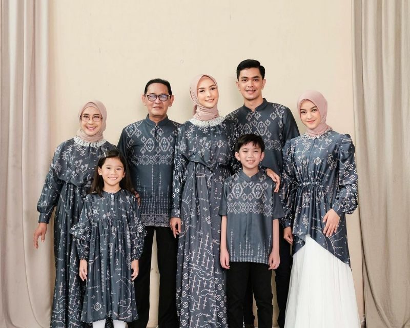 Gaya Keluarga Serasi: Baju Sarimbit Yang Memikat Di Hari Raya