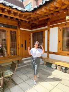 Hina Khan Nikmati Liburan Di Korea Selatan, Menginap Di Hanok