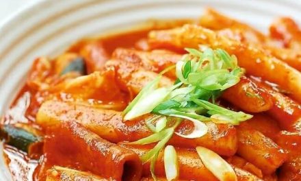 Kuliner Ddukbokki/Tteokbokki: Cita Rasa Pedas Manis Khas Korea