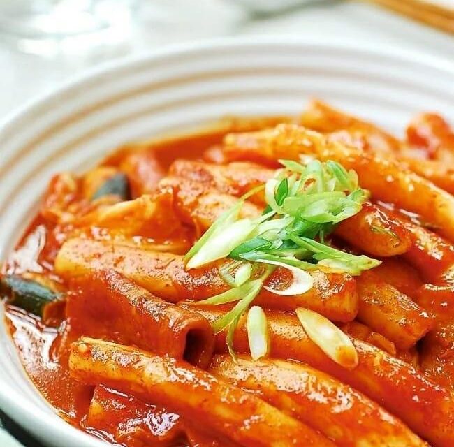 Kuliner Ddukbokki/Tteokbokki: Cita Rasa Pedas Manis Khas Korea
