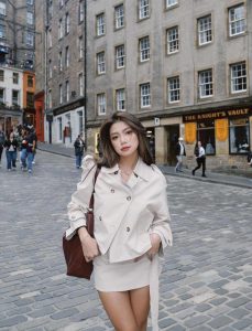 Potret Seru Regina Phoenix Nikmati Liburan Pertama Di Edinburgh