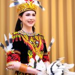 Banjir Pujian! Pesona Arumi Bachsin Dengan Busana Adat Dayak