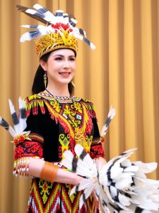 Banjir Pujian! Pesona Arumi Bachsin Dengan Busana Adat Dayak