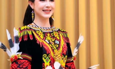 Banjir Pujian! Pesona Arumi Bachsin Dengan Busana Adat Dayak