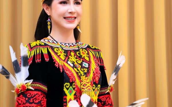 Banjir Pujian! Pesona Arumi Bachsin Dengan Busana Adat Dayak