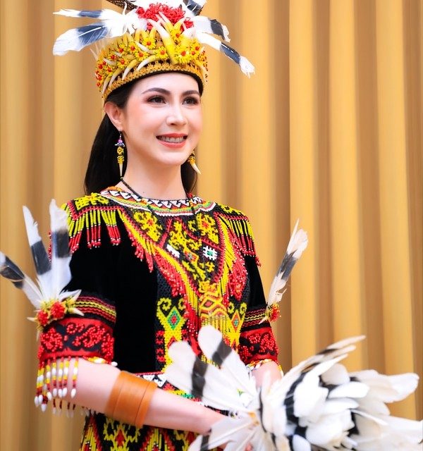 Banjir Pujian! Pesona Arumi Bachsin Dengan Busana Adat Dayak