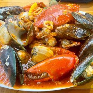 Auto Kalap! Seafood Beserak Siram Bumbu Pedas Kaya Rempah