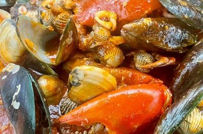Auto Kalap! Seafood Beserak Siram Bumbu Pedas Kaya Rempah