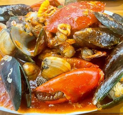 Auto Kalap! Seafood Beserak Siram Bumbu Pedas Kaya Rempah
