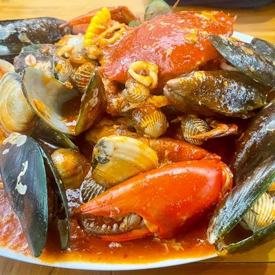 Auto Kalap! Seafood Beserak Siram Bumbu Pedas Kaya Rempah
