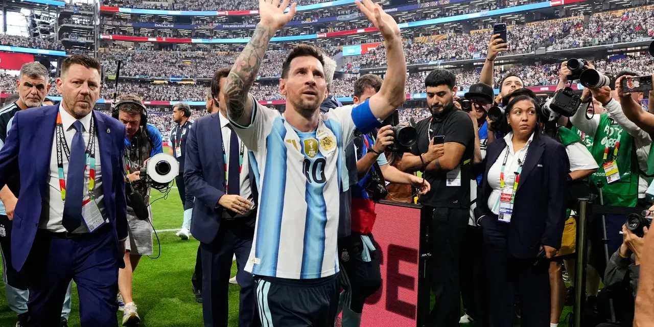 Bikin Haru! Martinez Beri Kejutan Spesial Untuk Messi