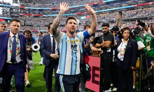 Bikin Haru! Martinez Beri Kejutan Spesial Untuk Messi